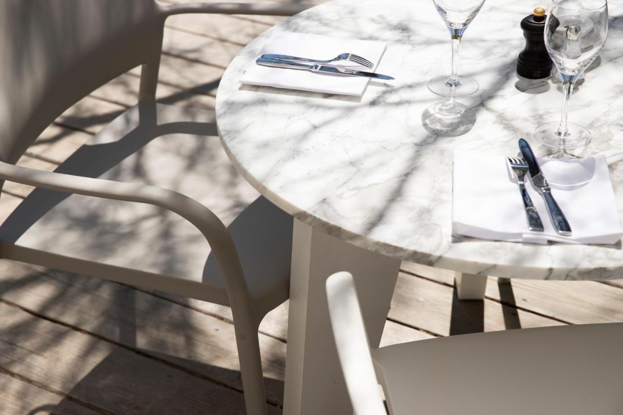 Hôtel Plage Palace&Spa Palavas-les-Flots Exterior foto A table with a marble tabletop